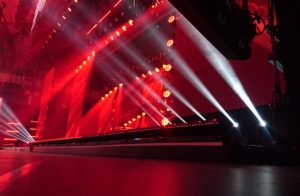 Bühnenshow mit rotem Licht