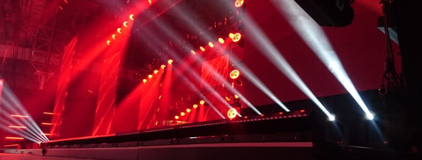 Bühnenshow mit rotem Licht